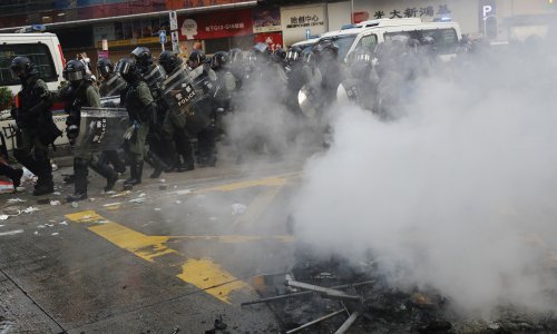 Policija u Hong Kongu suzavcem rastjeruje prosvjednike