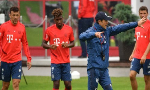 Stravične scene na treningu Bayerna: Kovač i igrači ostali u šoku kada se veznjak ulovio za prsa i srušio, liječnik je odmah dotrčao