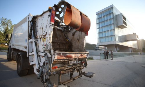 Gradonačelnik Vrgorca dovezao smeće u Split, pod nos županijskim vijećnicima