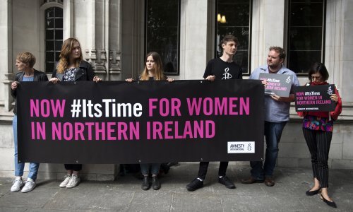 U ponoć u Sjevernoj Irskoj istječe zabrana pobačaja i istospolnih brakova