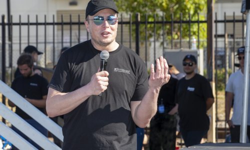 Elon Musk ima prilično čudan odnos prema smartfonima