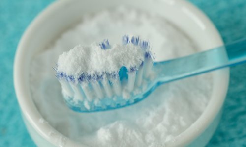 [VIDEO] Čuli ste za bijeljenje zubi solju ili sodom bikarbonom? Evo što o tome kažu stručnjaci