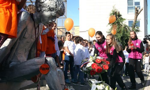 Dražen za 55. rođendan dobio mjuzikl 'Okovani Amadeus' koji je majku Biserku ostavio bez teksta; slike iz Šibenika obišle svijet