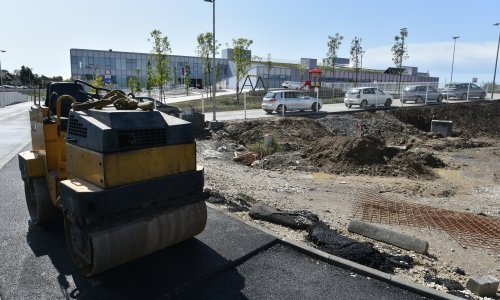 Cesta počela 'putovati' prema novoj školi, radnici krenuli s bagerima pa pokrenuli klizište