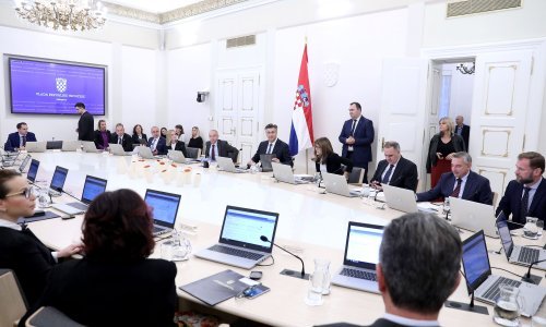 Ministri u školi; moraju na europski tečaj govorenja i ponašanja kojega su prošli Macron, Chirac...