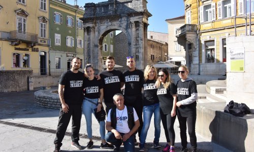 [FOTO] Pristaše Ivana Pernara u Puli dijele majice s natpisom 'HDZ lopovi, lopine'