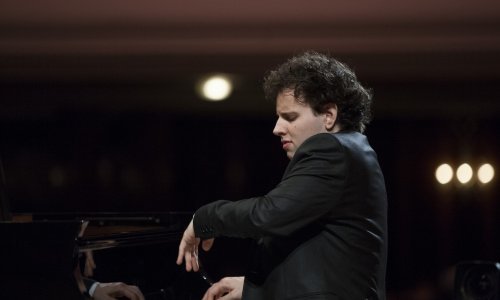 Aljoša Jurinić svira Chopina na klaviru Svetislava Stančića