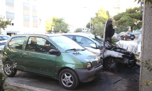 Požar na dva vozila u Splitu