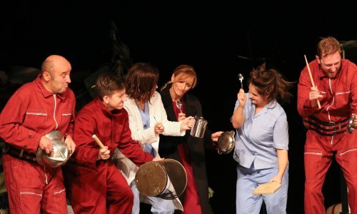 'Doma je najbolje': Šarmantna tragikomedija o obitelji čiji članovi odražavaju ludilo našeg vremena