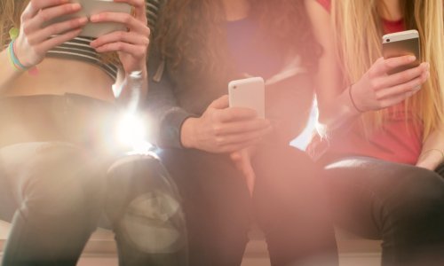 Sad je i službeno: Djeca i tinejdžeri drastično više koriste mobitele, ovo su im tri najdraže aplikacije