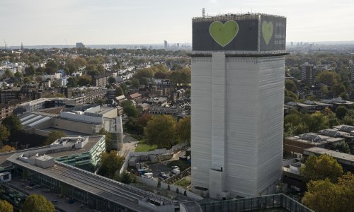 Zbog požara u londonskom neboderu u kojem su stradale 72 osobe na udaru se našli vatrogasci