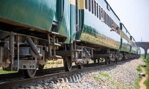 Putnici iskakali iz gorućeg vlaka u Pakistanu, 46 ih poginulo