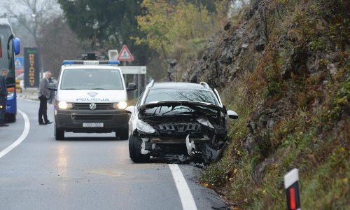 Sudar dvaju automobila kod Rakovice zatvorio D-1