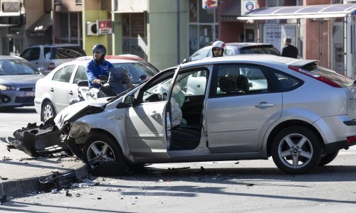 Junak dana: Prolaznik zagrlio četvero ljudi i spasio ih od automobila koji su klizali ka njima nakon sudara