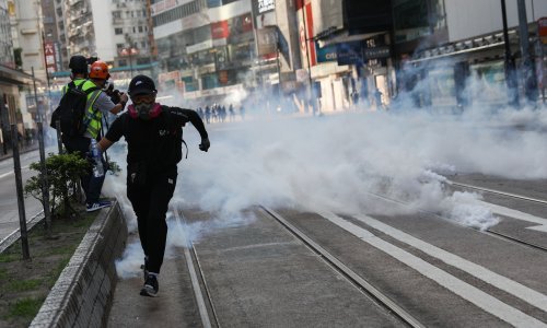 Nema mira u Hong Kongu: Policija ispalila suzavac na prosvjednike