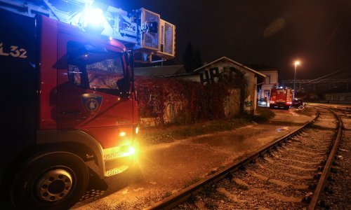 Vatrogasci ugasili požar u zagrebačkoj Dubravi, jedna osoba završila na hitnoj
