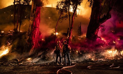 Čini se da vatrogasci konačno stavljaju razorni požar u Kaliforniji pod kontrolu