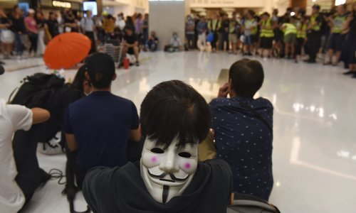 Propekinški zastupnik izboden u kampanji u Hong Kongu