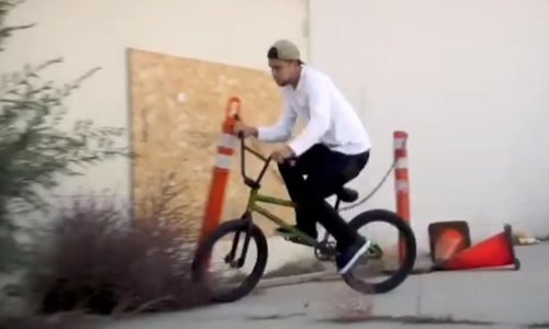 Vješti biciklist izvodi lude majstorije na svom BMX-u
