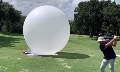 Golfer kupio meteorološke balone samo da bi ih probušio