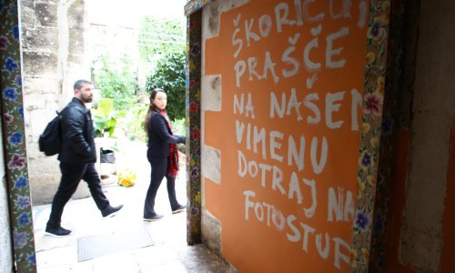 Zbog prebrisanog murala posvećenog Jugoplastici osvanuli grafiti koji teško vrijeđaju šefa splitskog HDZ-a