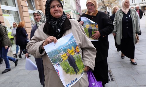 Prosvjed u Sarajevu ispred švedske ambasade zbog Nobela Handkeu: Mogli ste nagradu dati i Karadžiću, Mladiću i Miloševiću