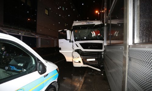 Pogledajte kako se skršio kamion pred trgovačkim centrom Tower u Rijeci