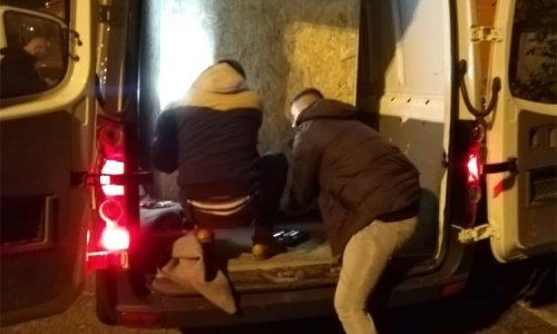 [VIDEO] Pogledajte kako je policija spasila devet migranata zatočenih u drvenom sanduku