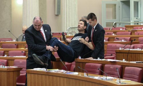 Pernar ponovno izbačen iz sabornice