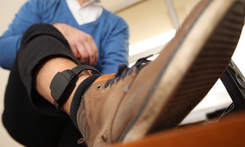 Ovo čekamo već deset godina: Elektroničke narukvice za nadzor kriminalaca konačno stižu. Doznajemo i koliko koštaju