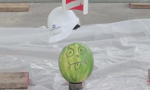 Reklama za kacige vrlo jasno pokazuje zašto je važno zaštititi glavu na poslu
