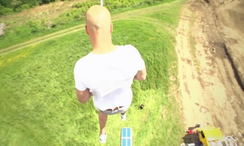 Britanski kaskader preskače kuće i koristi bungee uže kao dizalo