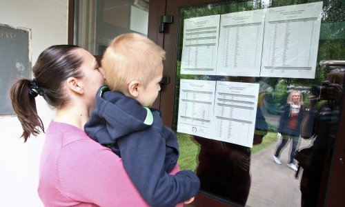 Ovakvi prizori otići će u prošlost: Prijave i upise u vrtiće, škole i visoka učilišta moći ćete odraditi od kuće