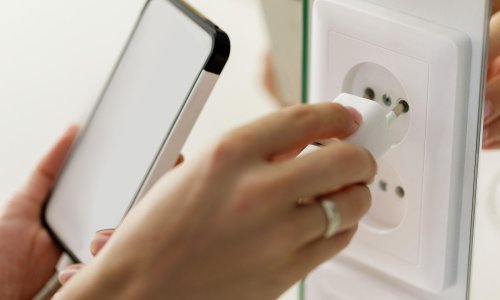 Koliko je opasno ostaviti smartfon na jastuku da se puni? Evo odgovora