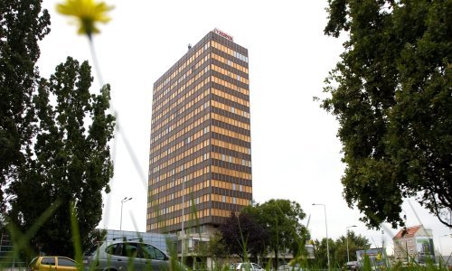 Prije nego što opet završi u haljini, srušite taj smeđe-narančasti kubus, ko boga vas molim!