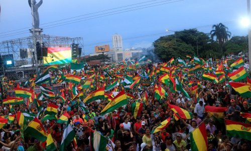 Bande na ulicama La Paza noću zapalile neke poslovne objekte i građevine