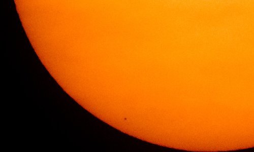 [FOTO] Rijetki nebeski show: Merkur prošao ispred Sunca i izazvao minijaturnu pomrčinu