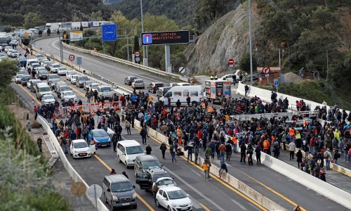 Zagovornici nezavisnosti Katalonije blokiraju glavnu prometnicu između Španjolske i Francuske