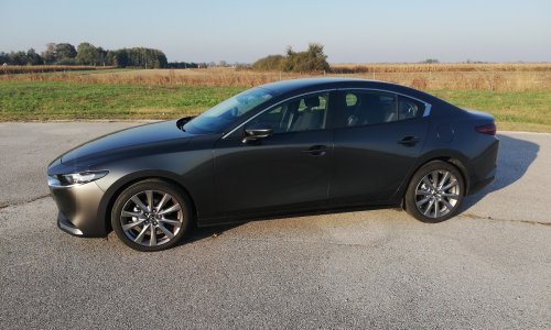 [FOTO/VIDEO] Vozili smo Mazdu3 sedan: Dizajnerski elegantna i značajno praktičnija s automatskim mjenjačem