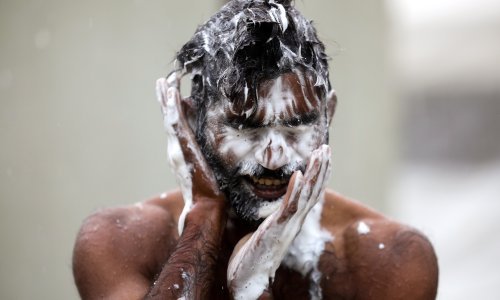 [FOTO] Tuširaju se na otvorenom na nula stupnjeva a griju se paleći vatru; pogledajte kako se živi u migrantskom kampu Vučjak