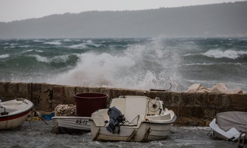 [VIDEO] Silno jugo otpuhalo uzgajalište ribe kod Dugog otoka, lokalnim ribarima pune mreže brancina i orada