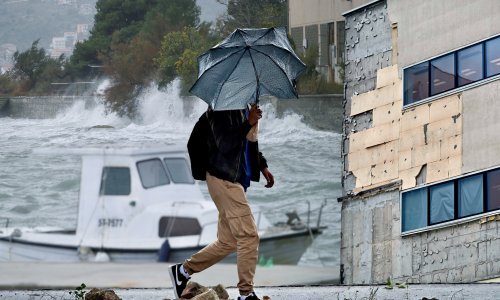 Kaos na Jadranu: Oluja odnijela krov sa škole u Splitu, rušila stabla, uništila plovila...