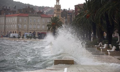 U Splitu ekstremna razina mora, najviša od 1955. i početka mjerenja; oluja zamutila Jadro - vodu prokuhavati