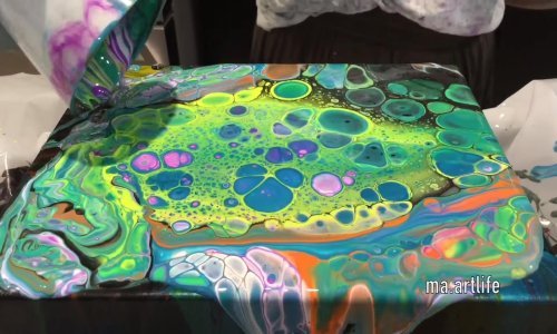 Opustite se uz bizarnu tekuću umjetnost