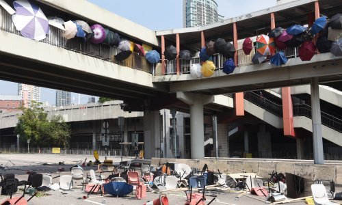 [FOTO] Prosvjedi u Hong Kongu preselili se na fakultete, postavljene i barikade, a prosvjednici policiju gađali i strijelama