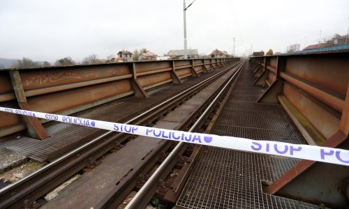 U naletu vlaka smrtno stradao 19-godišnji mladić