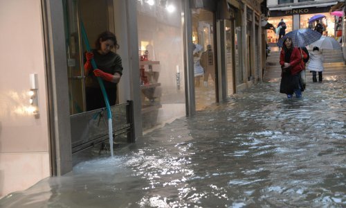 Venecija opet pod vodom, plimni val visok gotovo metar i pol
