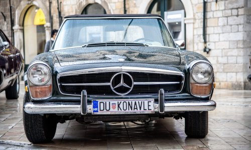 [FOTO] Oldtimeri pokorili Dubrovnik; pogledajte koje su sve legendarne jurilice stigle na Stradun