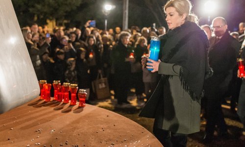 Molitva kod spomen-obilježja u dvorištu vukovarske bolnice, svijeću upalila i predsjednica Grabar Kitarović
