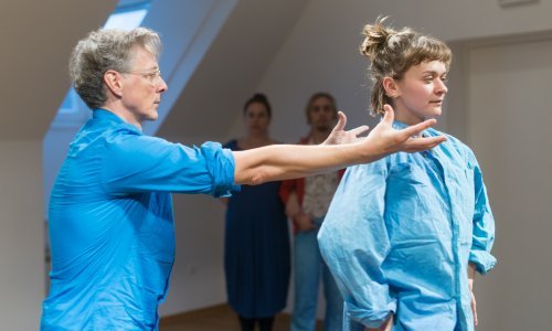 Predstava inspirirana hrvatskim tradicionalnim plesovima i običajima spaja glumce, plesače i folklorne umjetnike